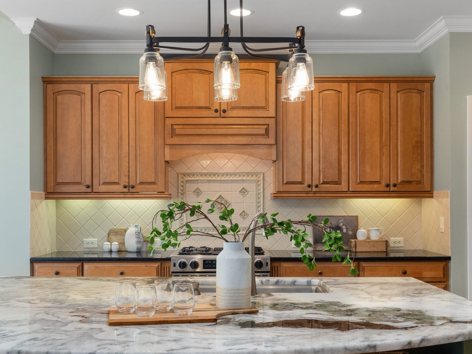 Freistehende Kochinsel aus Naturstein mit dramatischer Maserung