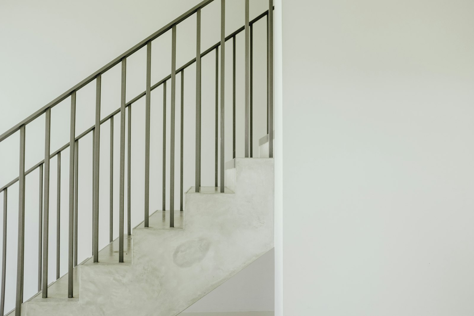 Modernes Stahlgeländer an einer Betontreppe