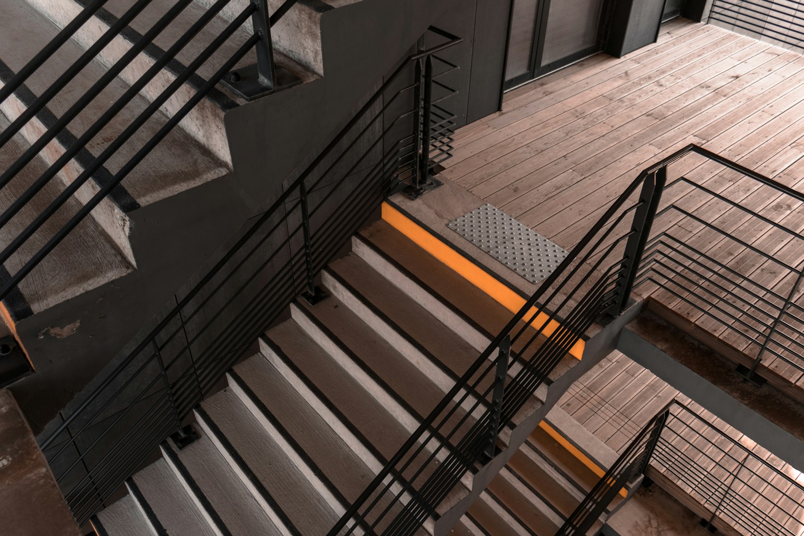 Treppenhaus mit Stahlgeländern von oben fotografiert
