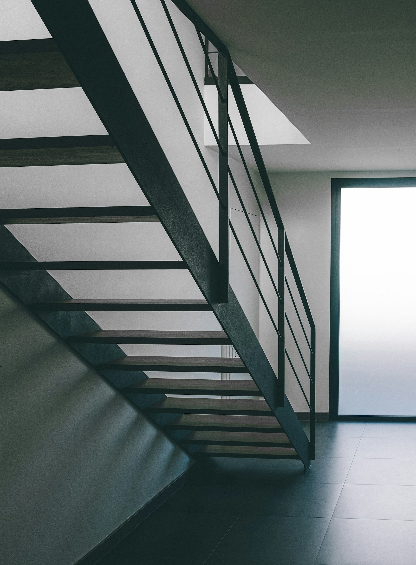 Minimalistische Stahltreppe in einem Wohnhaus