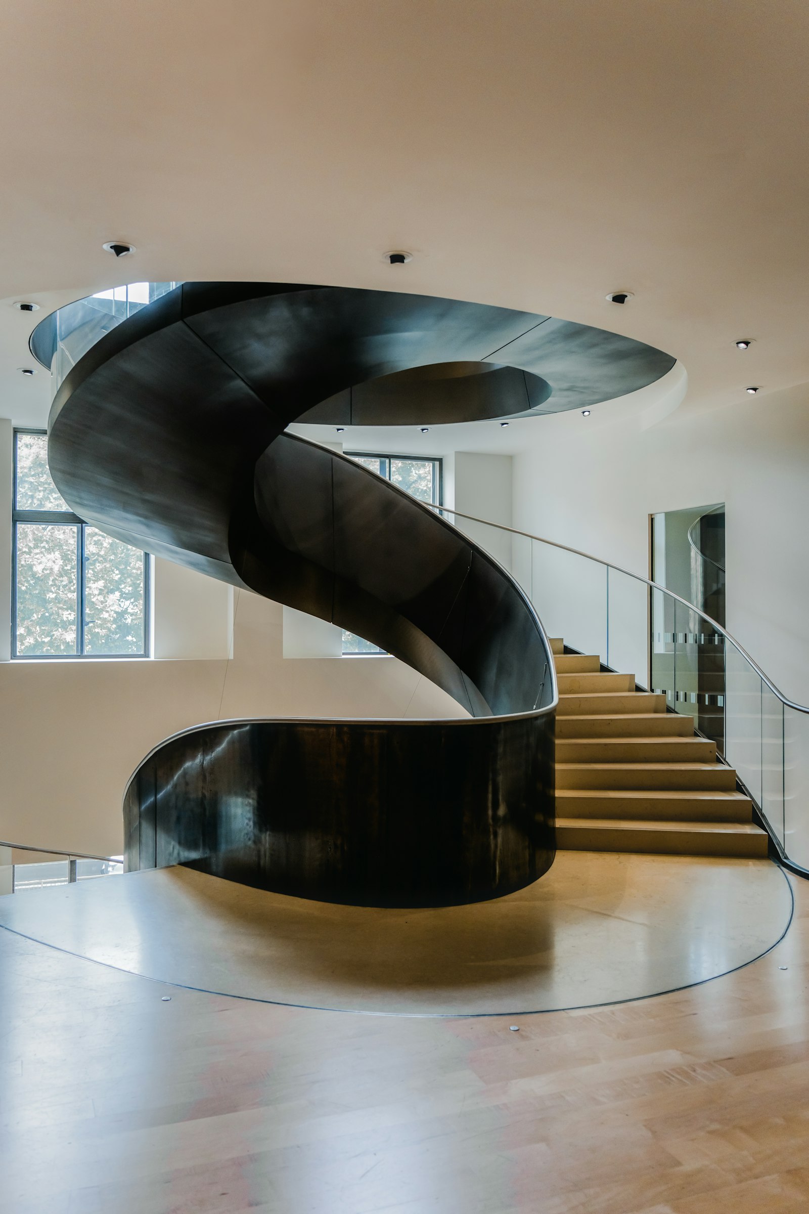 Freitragende Stahltreppe in einem modernen Wohnhaus