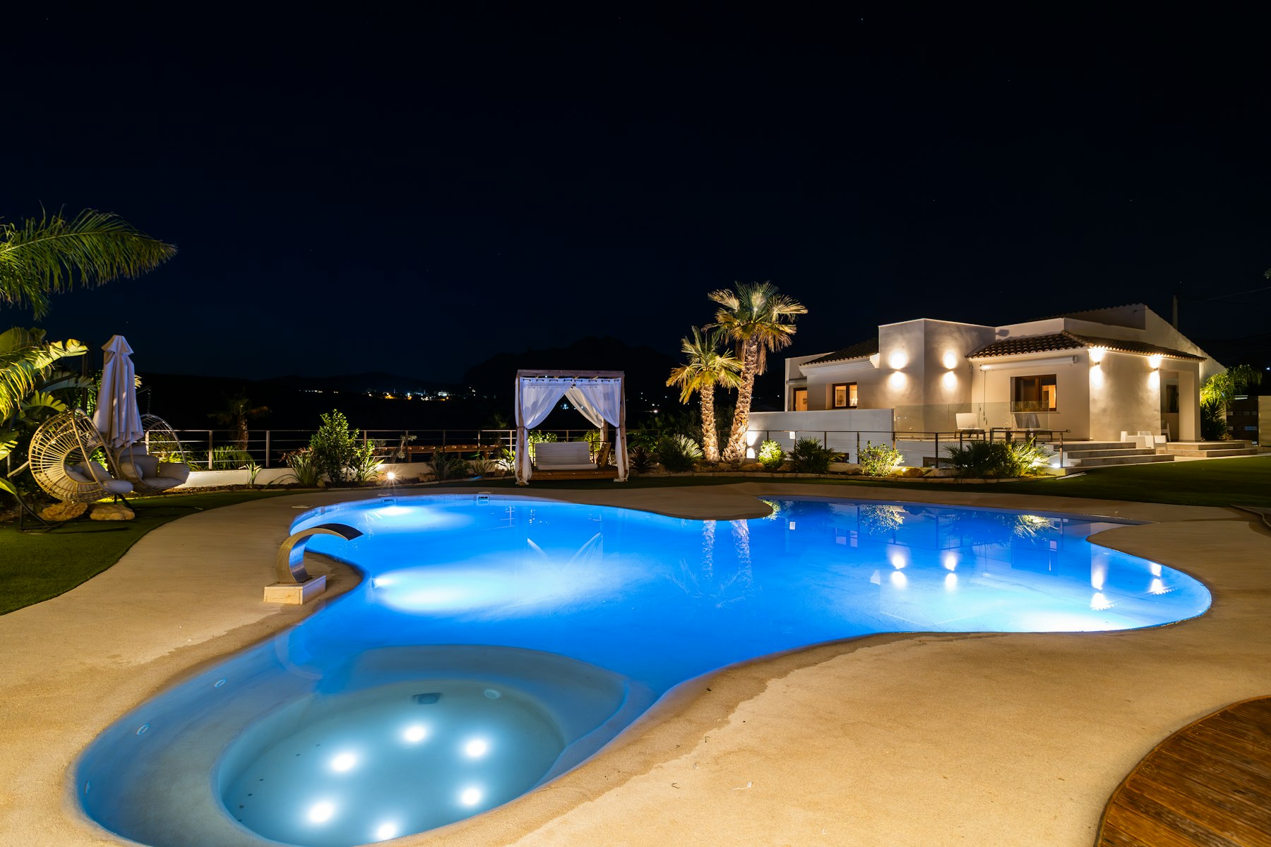 Premium-Villa mit Pool bei Nacht