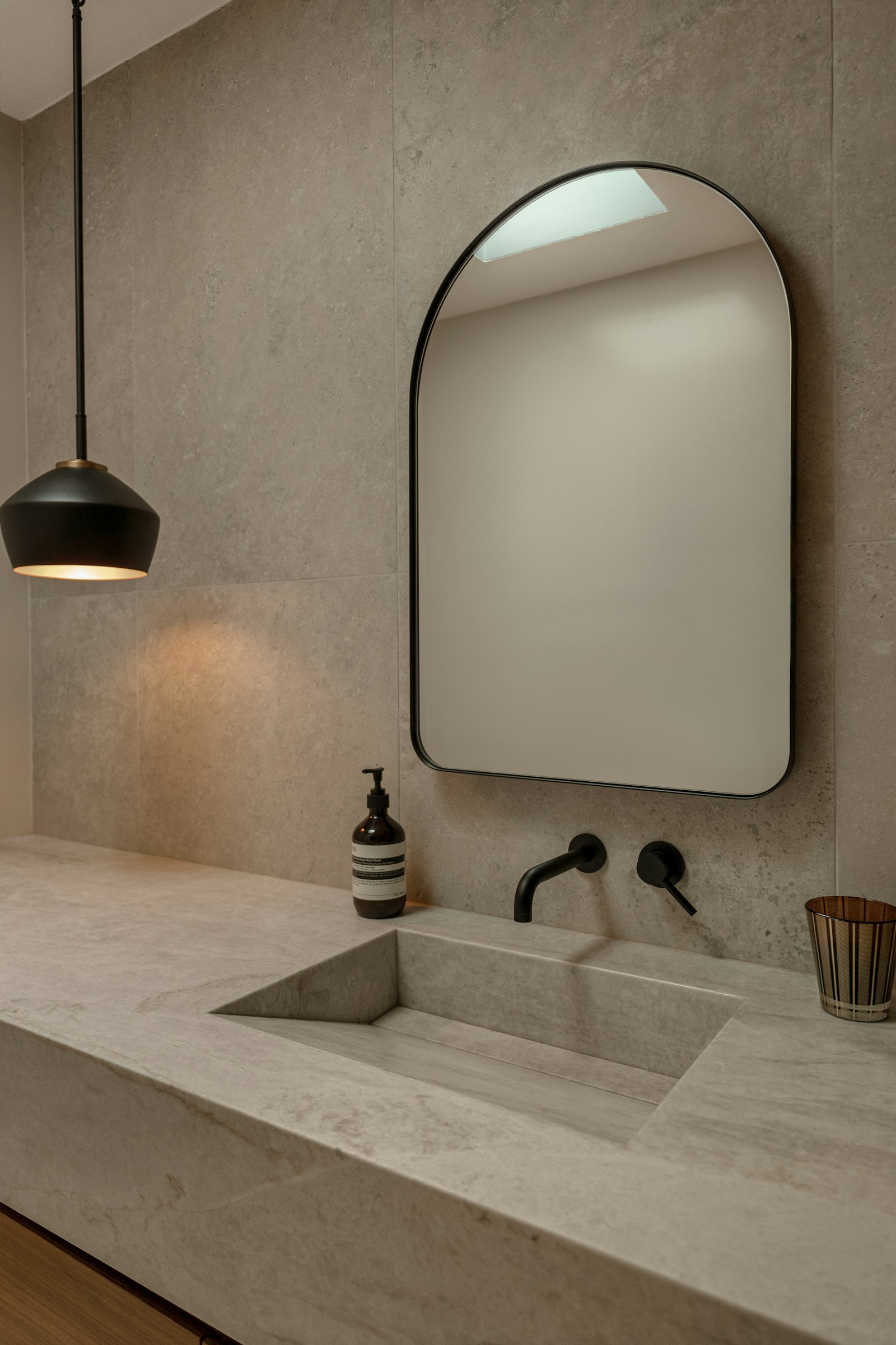 Modernes Badezimmer mit Naturstein-Waschbecken