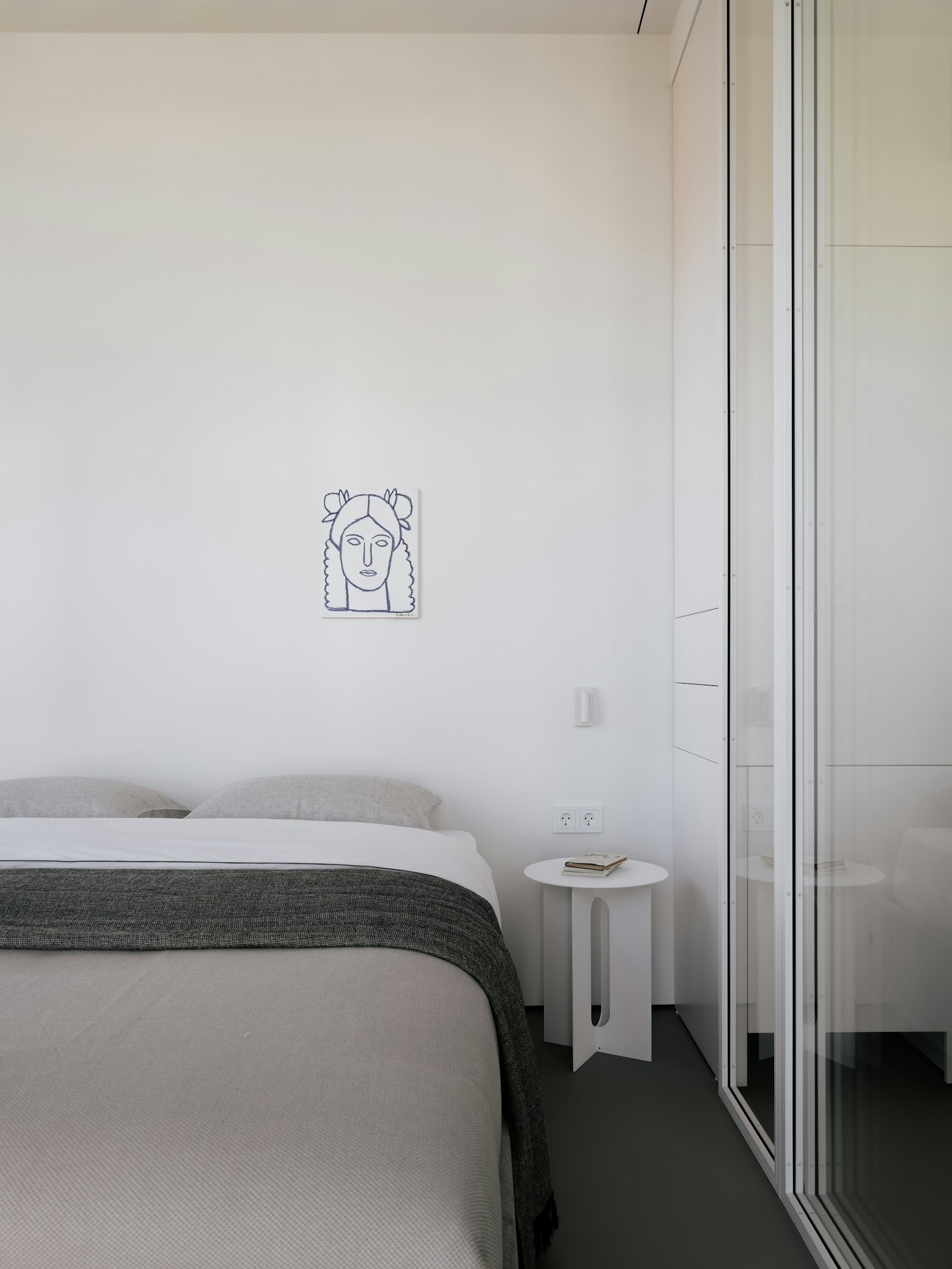 Ruhiges, minimalistisches Schlafzimmer mit warmen Materialien