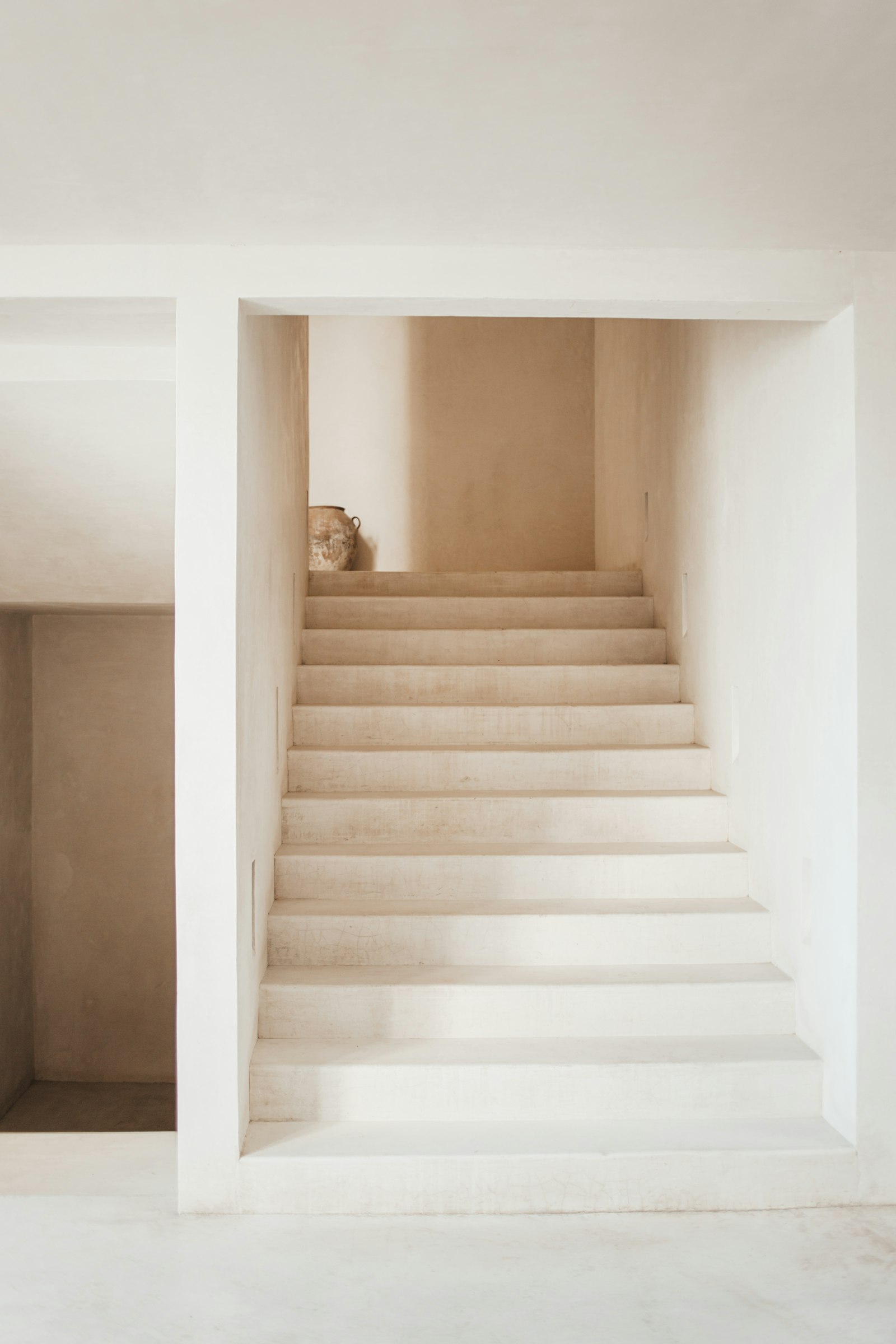 Minimalistisches Treppenhaus mit warmem Putz