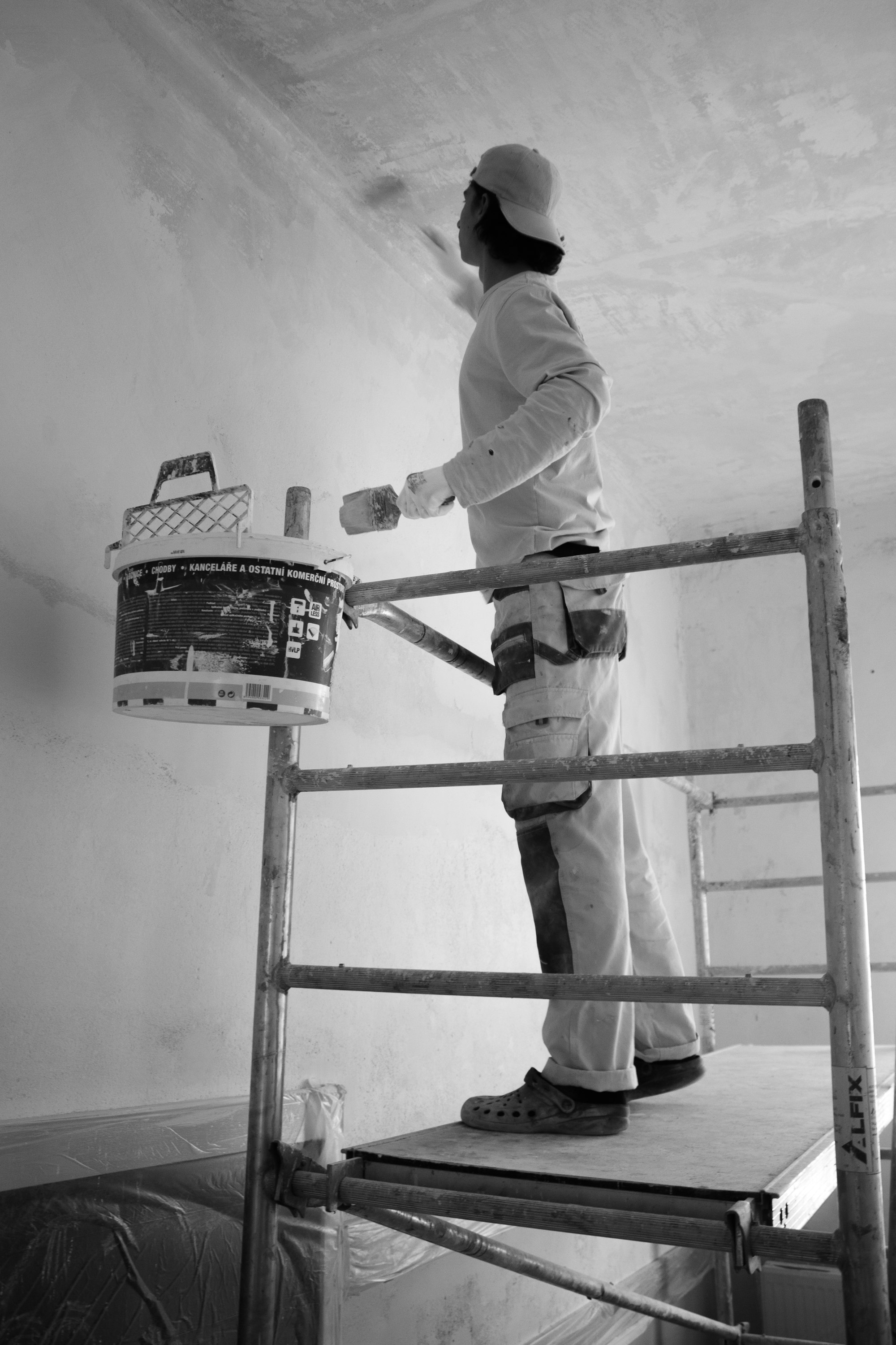 Maler bei der Arbeit auf dem Gerüst