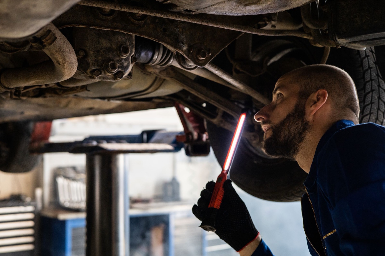 Technische Prüfung eines Fahrzeugs