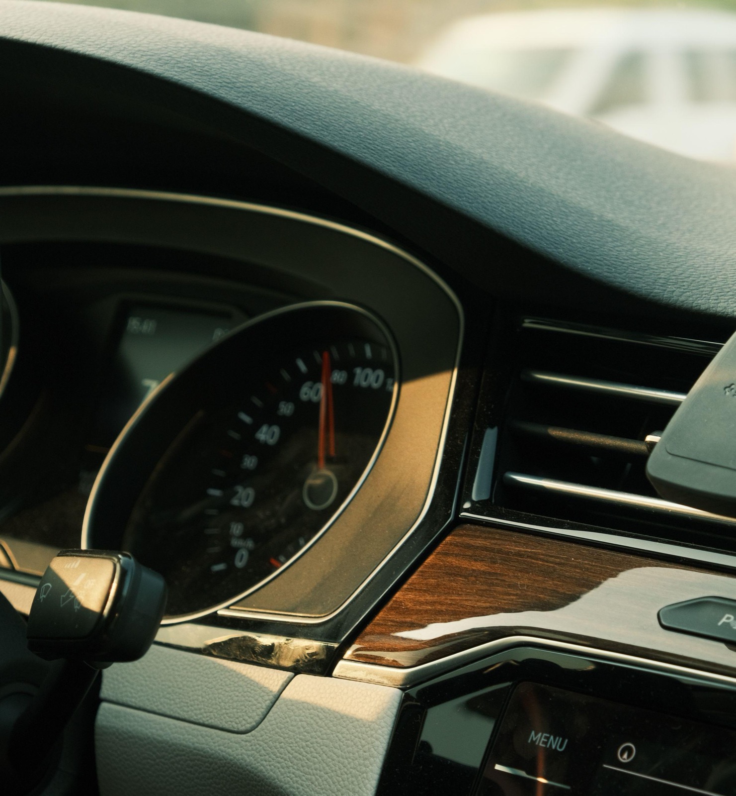 Cockpit eines GT-Coupés mit sportlichem Interieur