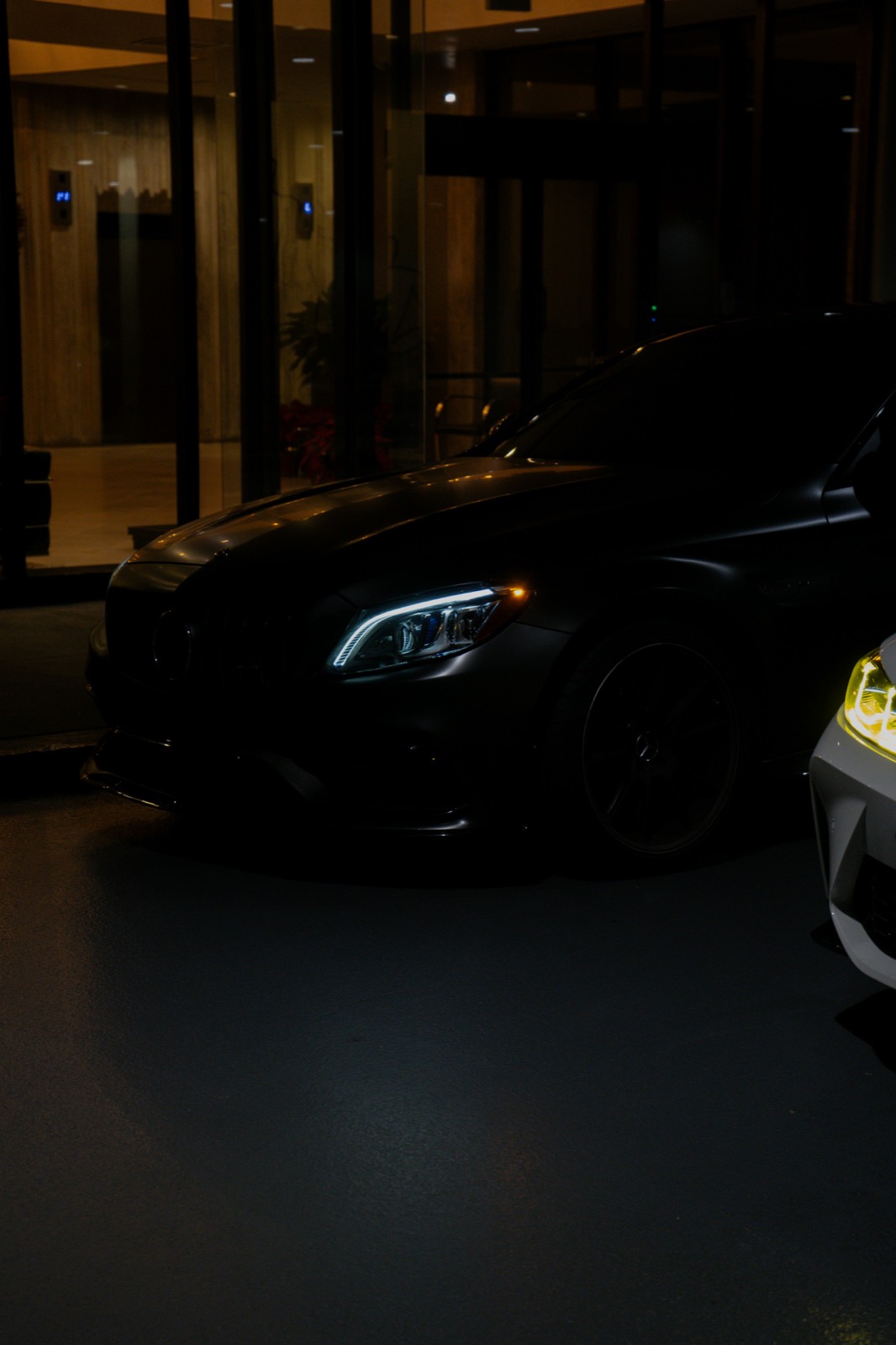 Premium-Sportwagen im Showroom bei Nacht