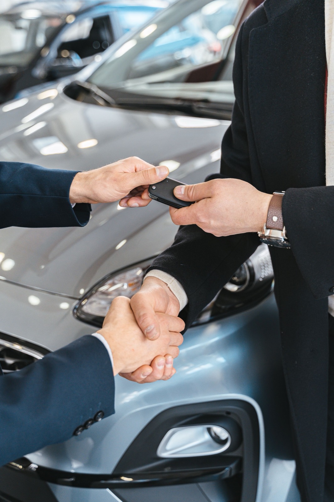 Verkauf und Präsentation eines Fahrzeugs im Showroom